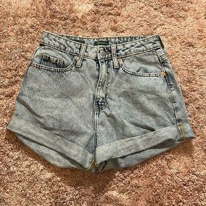 Woman’s wild fable high rise mom jean shorts light washed